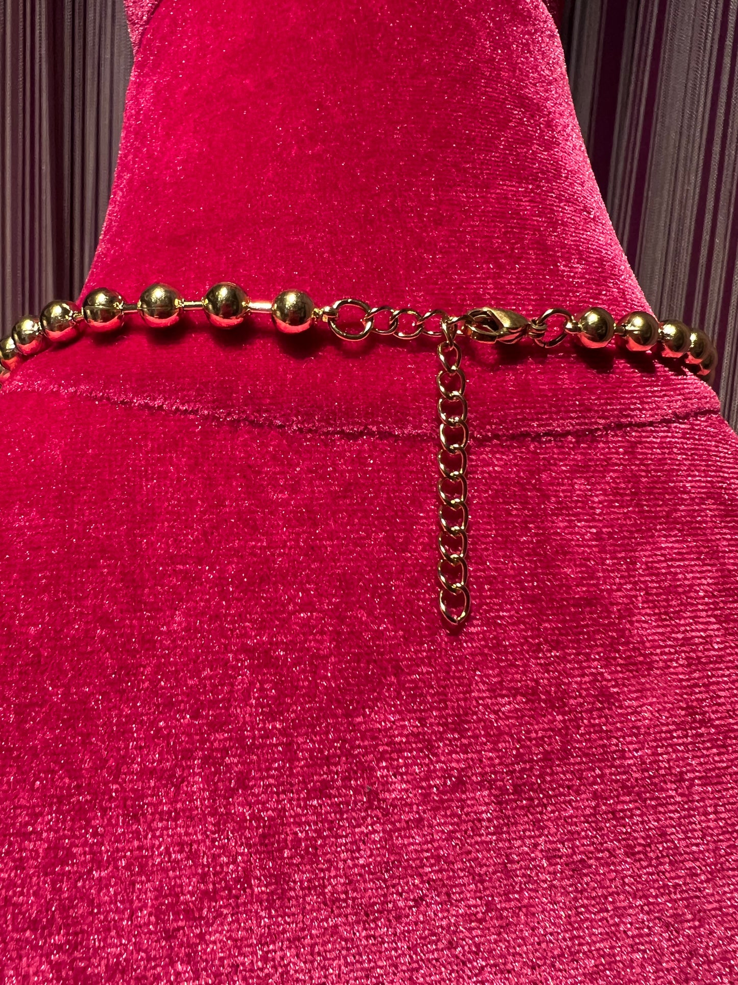Collana girocollo con palline dorate charms floreali su base bianca