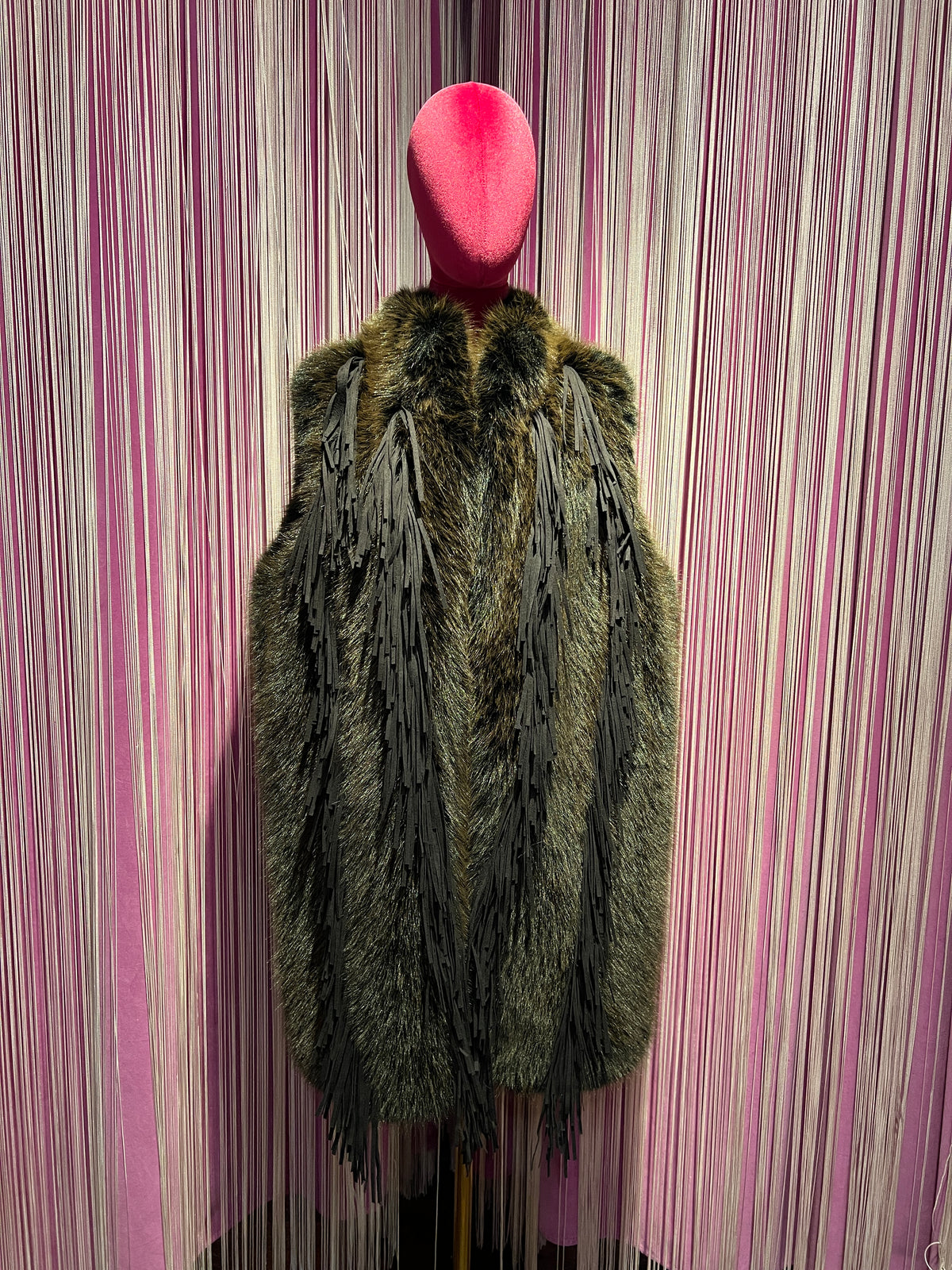 Uncommon gilet di simil pelliccia con frange marrone vestibilita’ over