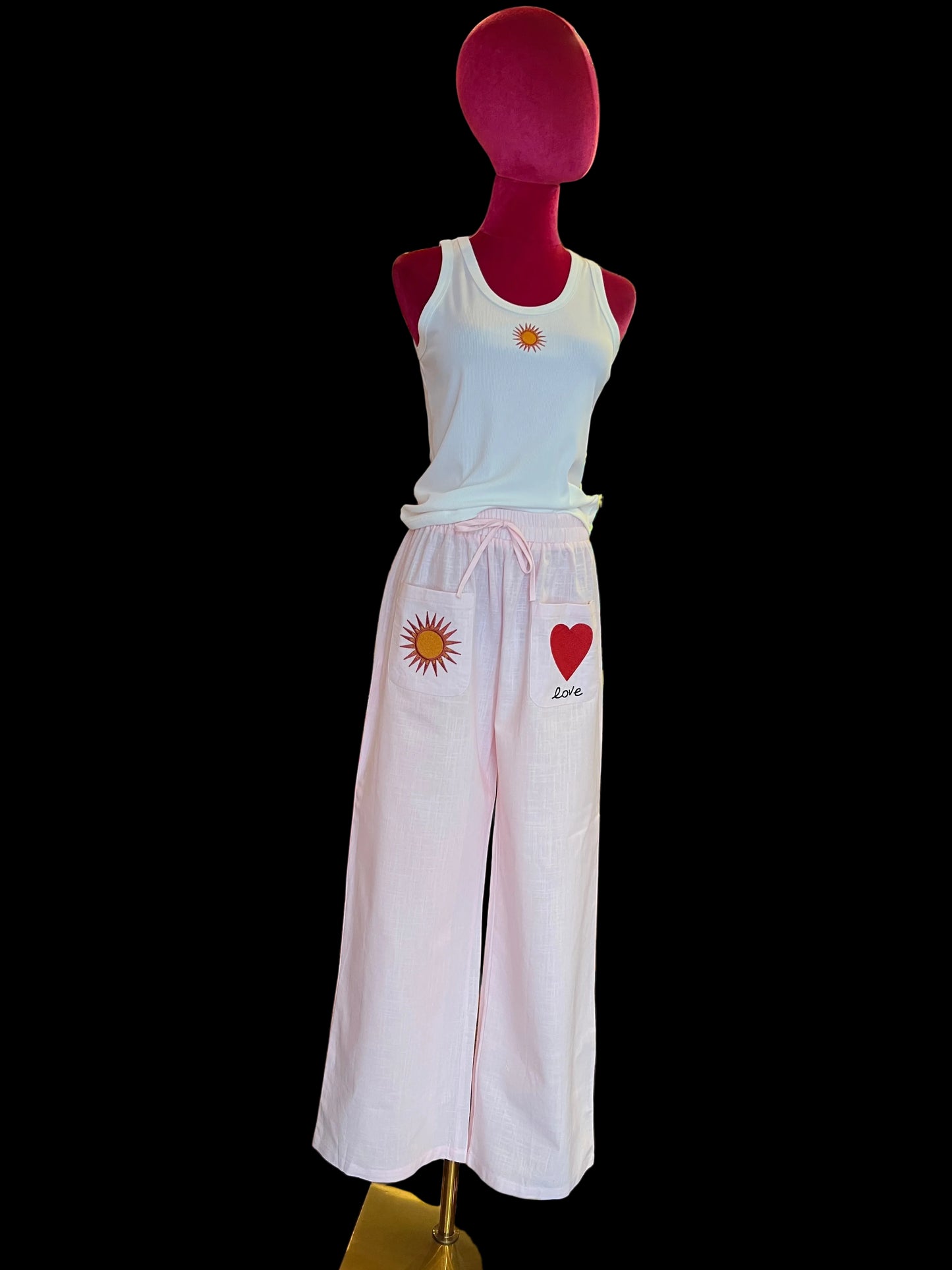 Mon amour Paris completo in cotone tre pezzi rosa camicia con ricamo cuore e sole sulle tasche canottiera bianca con ricamo sole e pantalone con elastico in vita ricamo cuore e sole