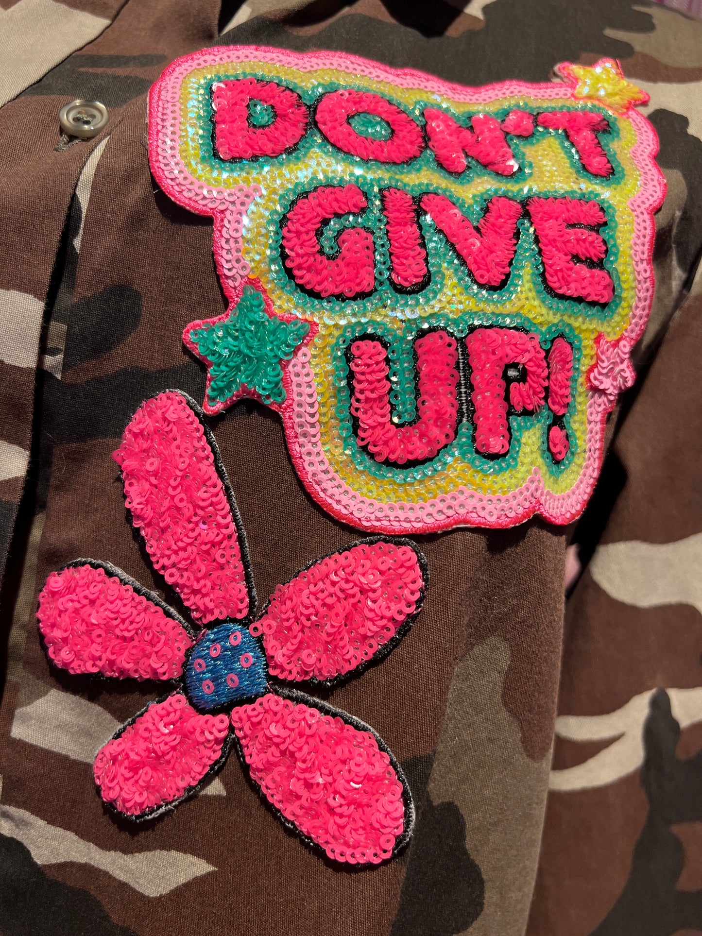Mon amour Paris abito chemisier camouflage con applicazione patch scritta “Don’t give up!”