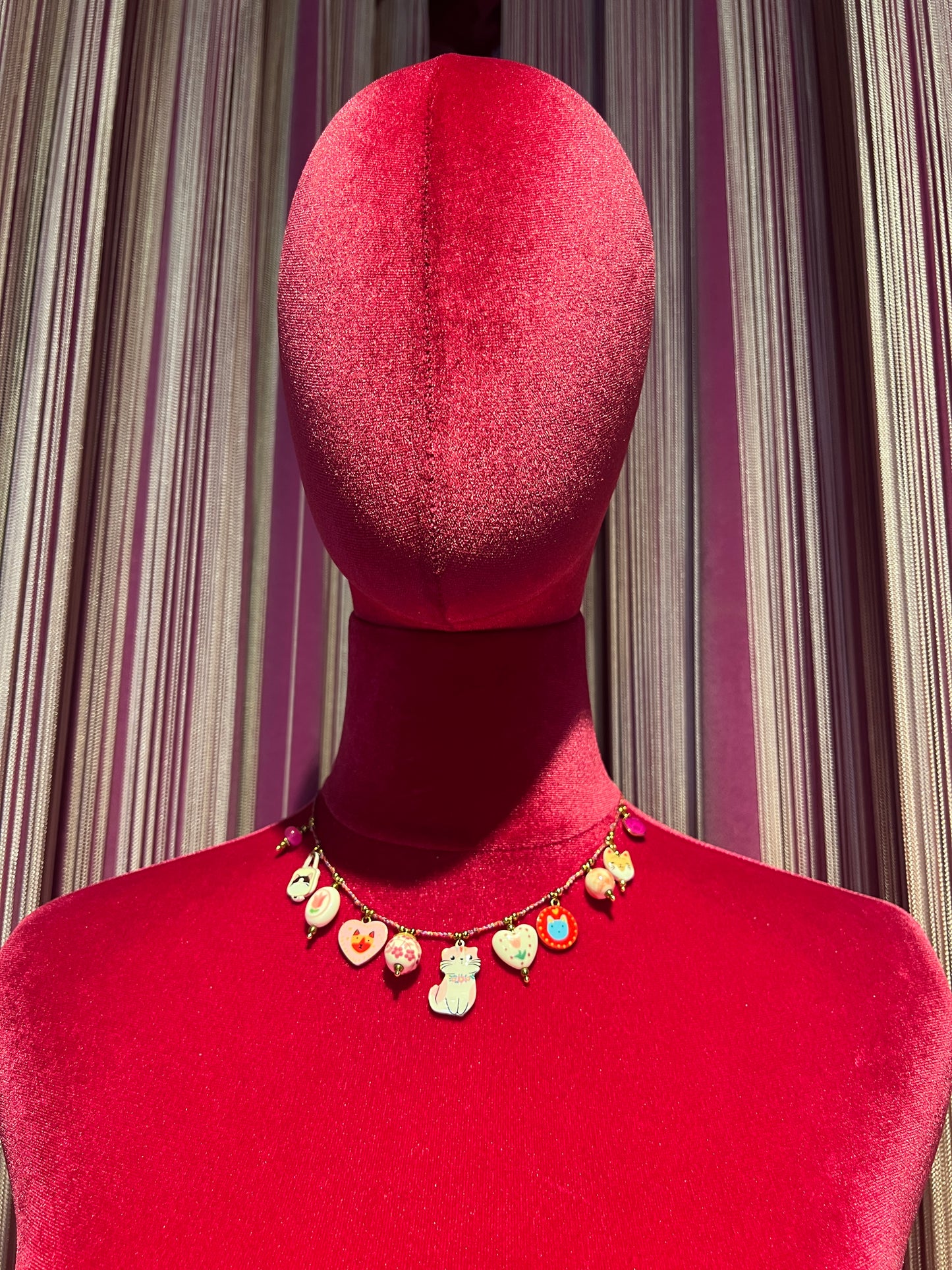 Berri collana con filo rosa stile giapponese con charms gatti portafortuna