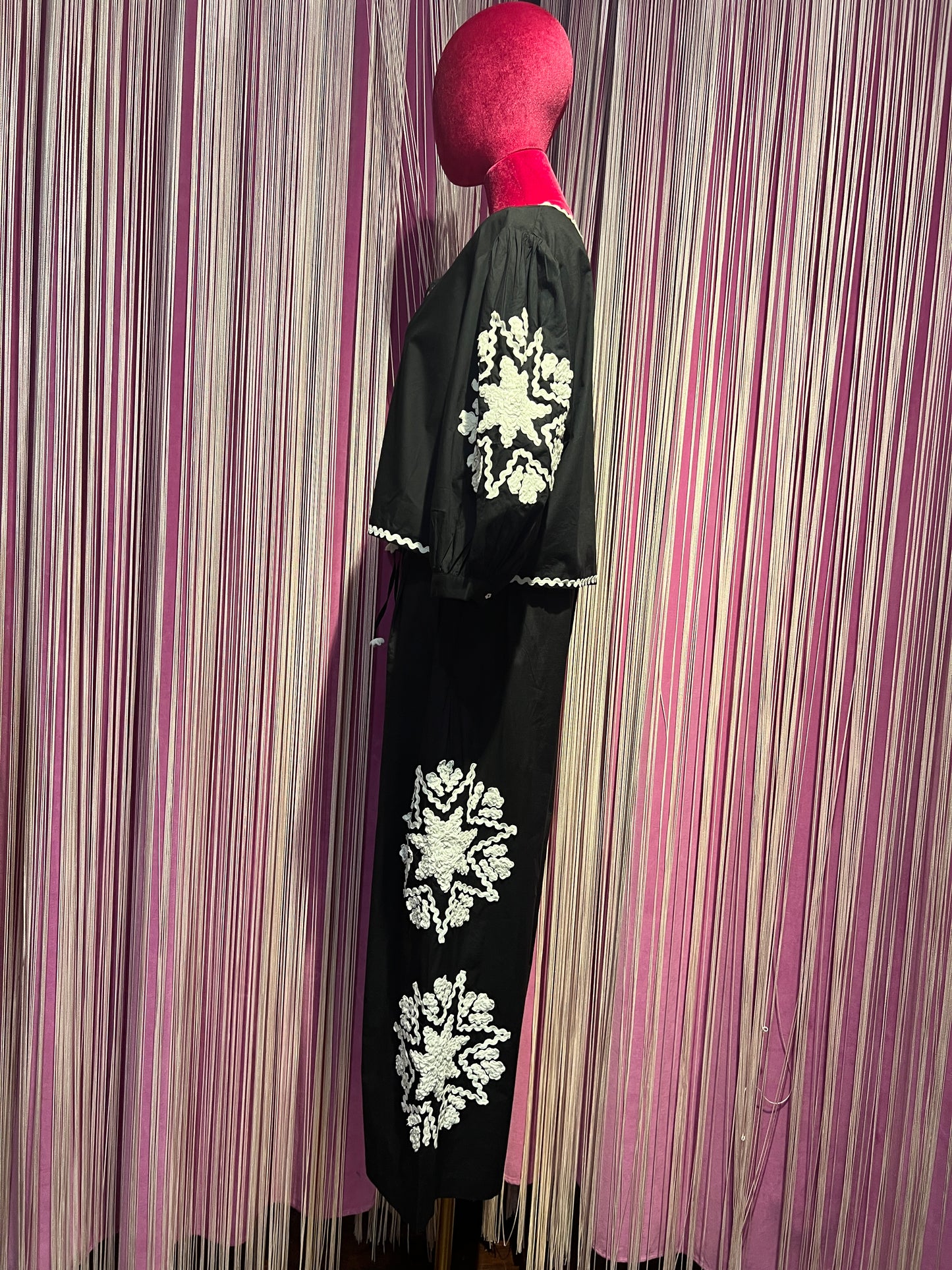 Sincere Paris -40% di sconto completo nero camicia chiusura lacci con decorazioni passamaneria e pantalone