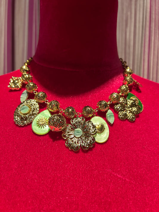 Collana girocollo dorata con   boulle dorate e charms verdi e oro , fiore dorato