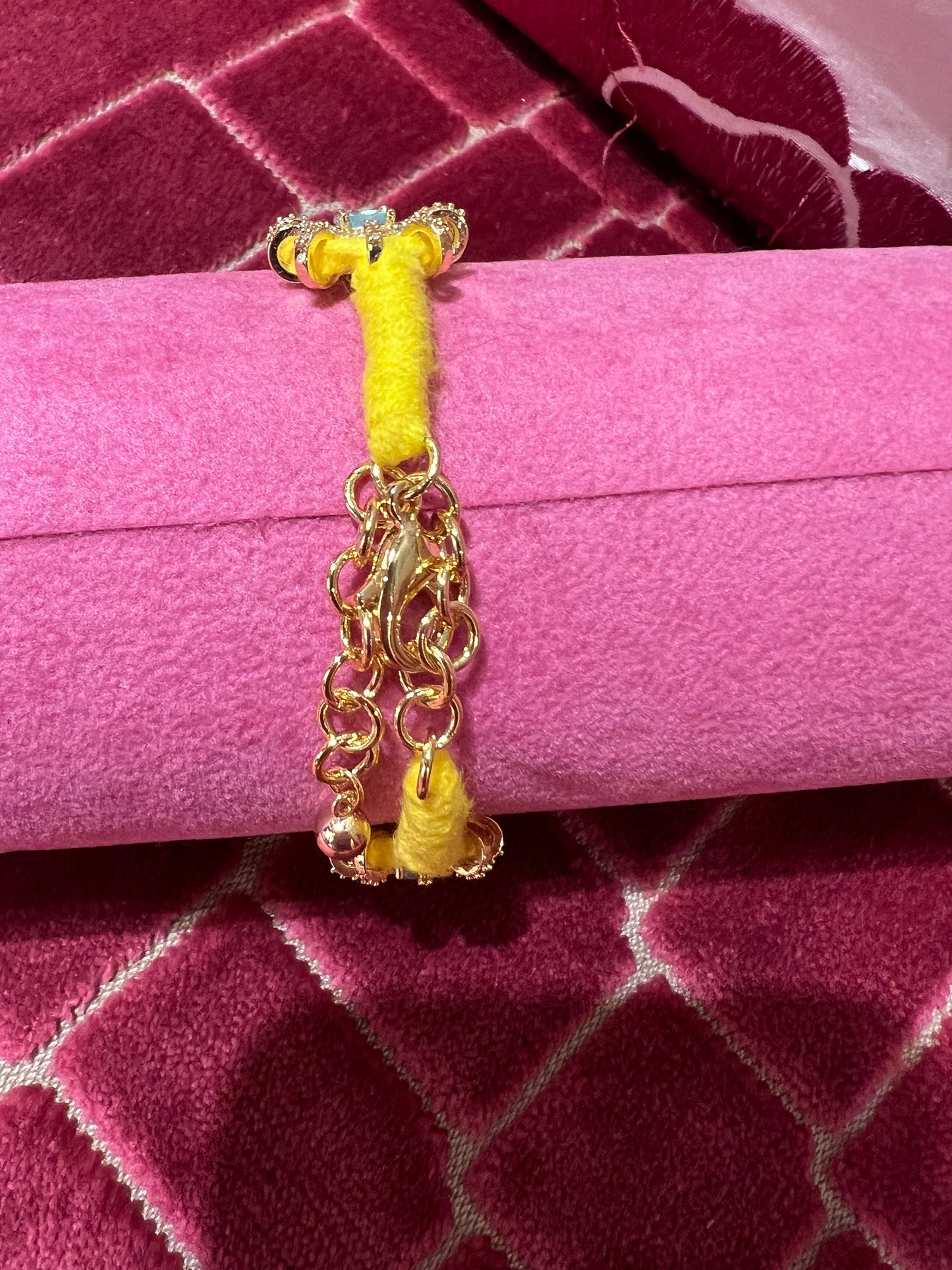 Bracciale regolabile in pavé di cristalli e pietre celesti montato su cordoncino giallo