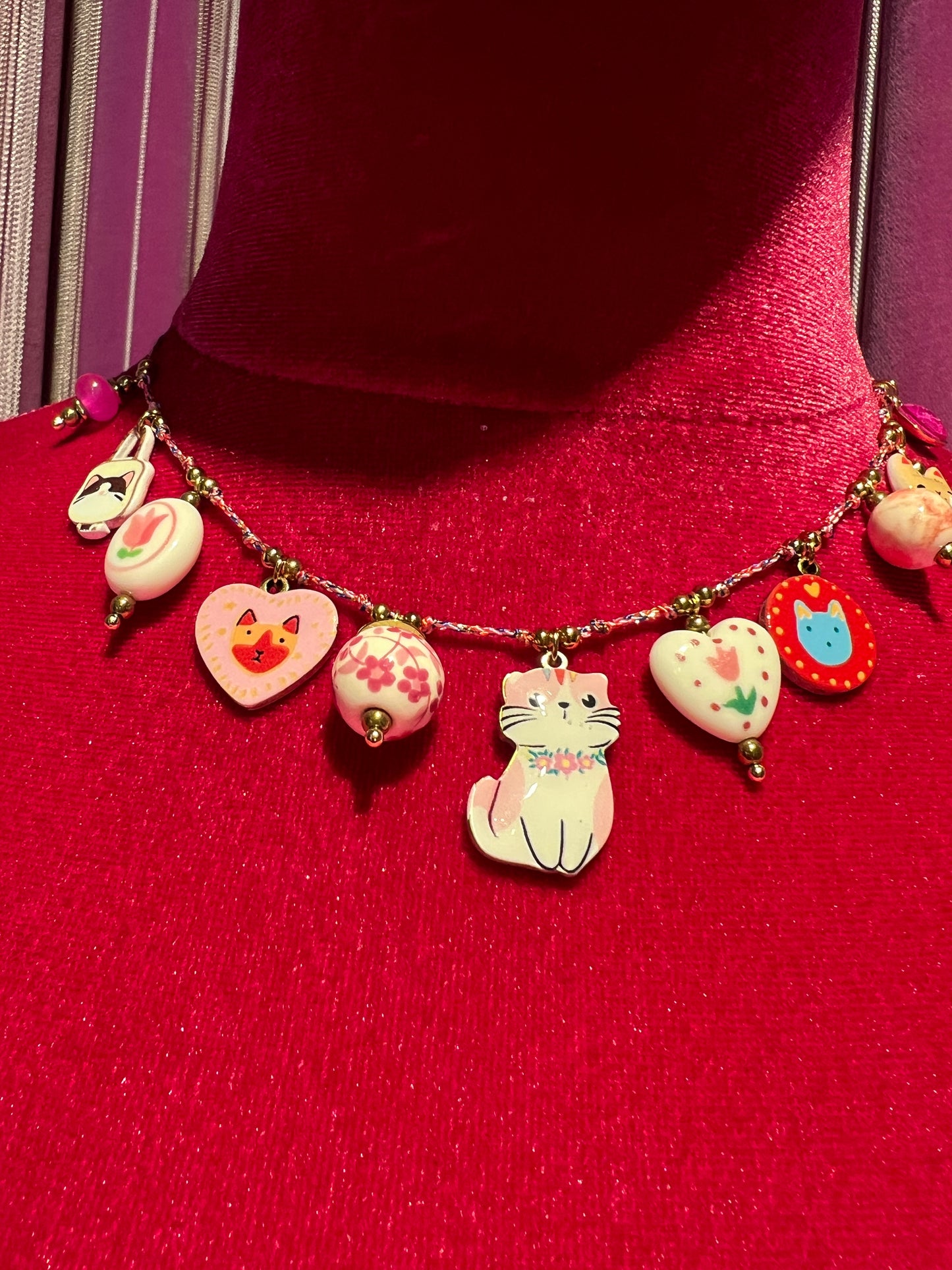 Berri collana con filo rosa stile giapponese con charms gatti portafortuna