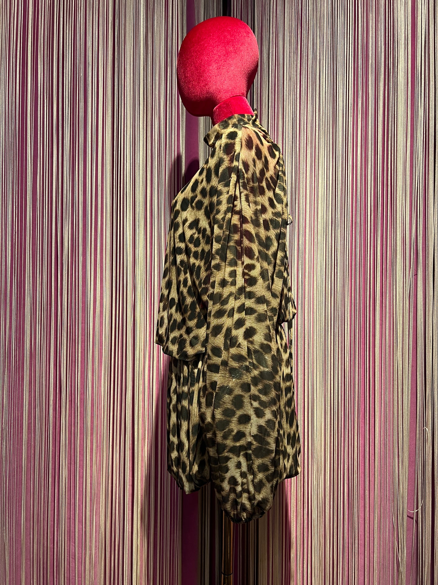 The room abito animalier a mezzo collo , vita elasticata e oblò schiena