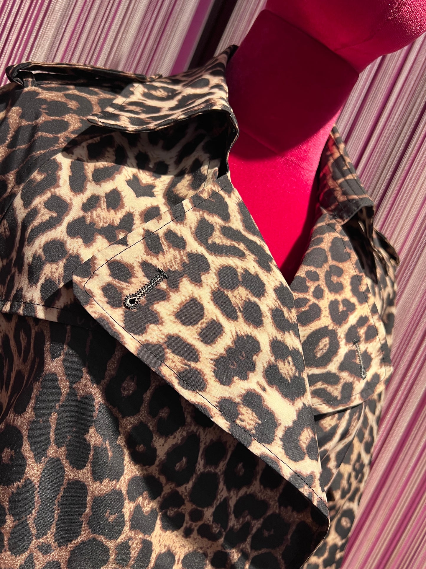 The room trench corto  doppiopetto con cinta, stampa leopardata patch fiore con paillettes nero dietro
