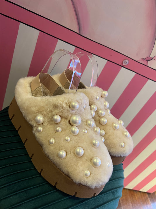 Nan -Ku Sabot in eco pelliccia con perle e cinturino elastico