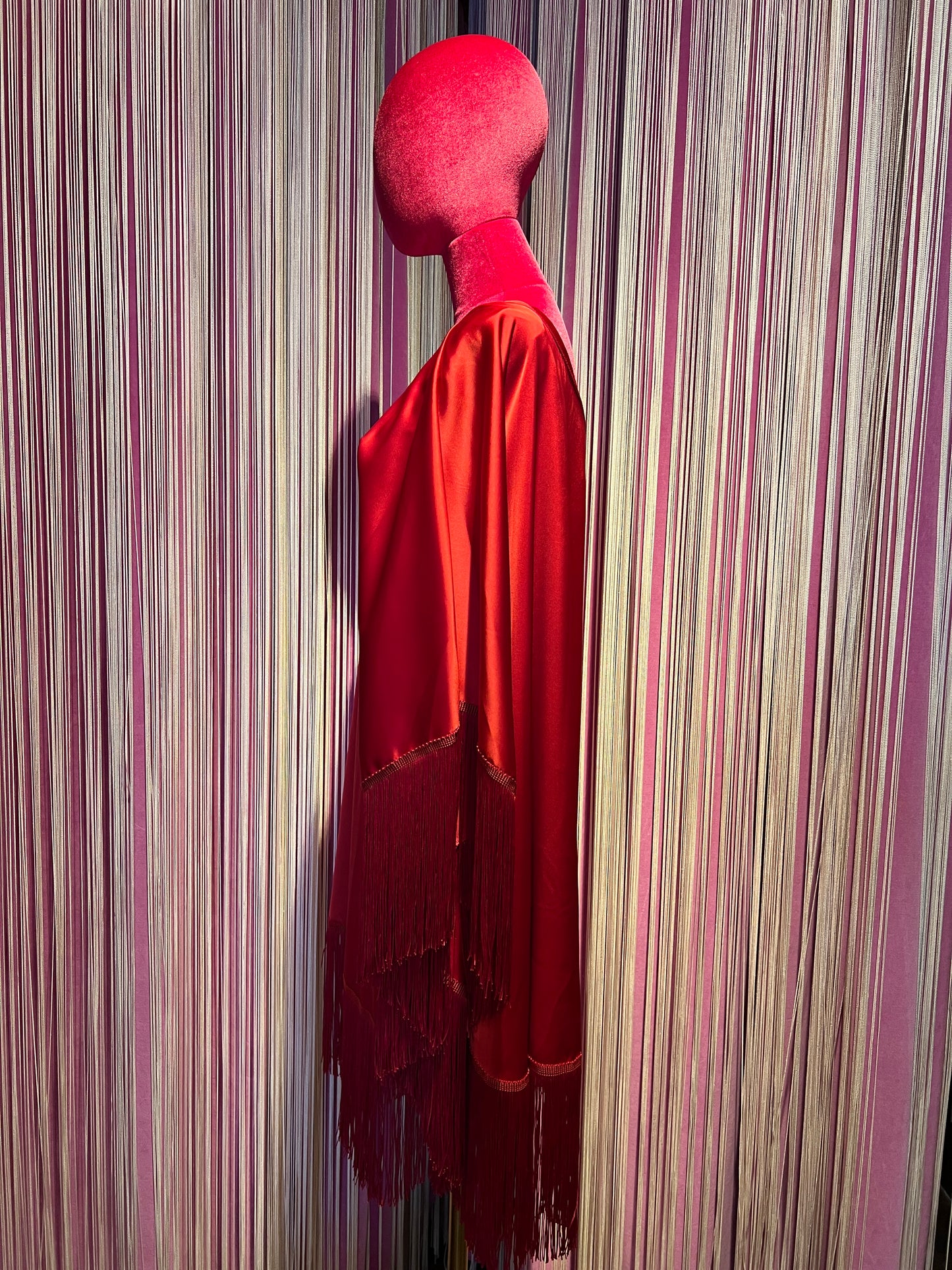The room abito monospalla rosso con frange
