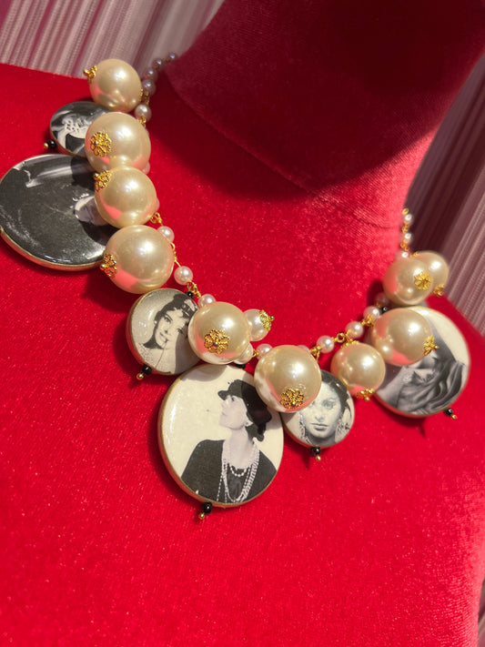 Collana girocollo perle rosario con pendenti donne iconiche