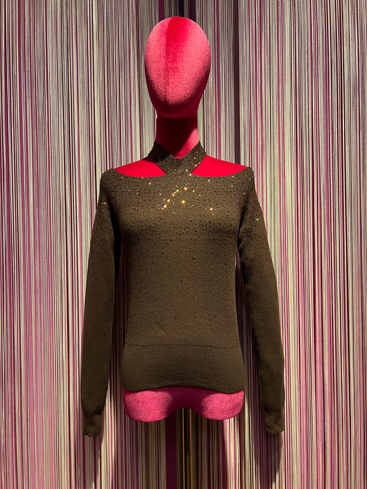 The room maglia cioccolato intreccio collo , oblò spalle e decorazioni micro cristalli