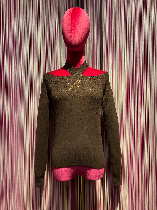 The room maglia cioccolato intreccio collo , oblò spalle e decorazioni micro cristalli