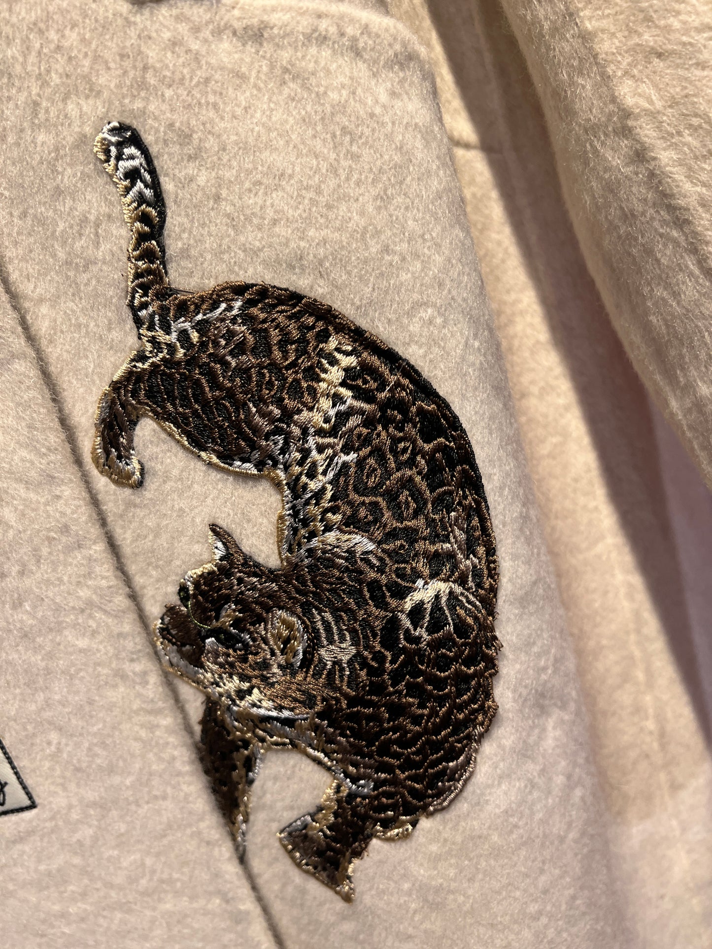 ABpink 🩷cappotto panna sfoderato con frange e sciarpa rimovibile, con patch cristalli e tigri