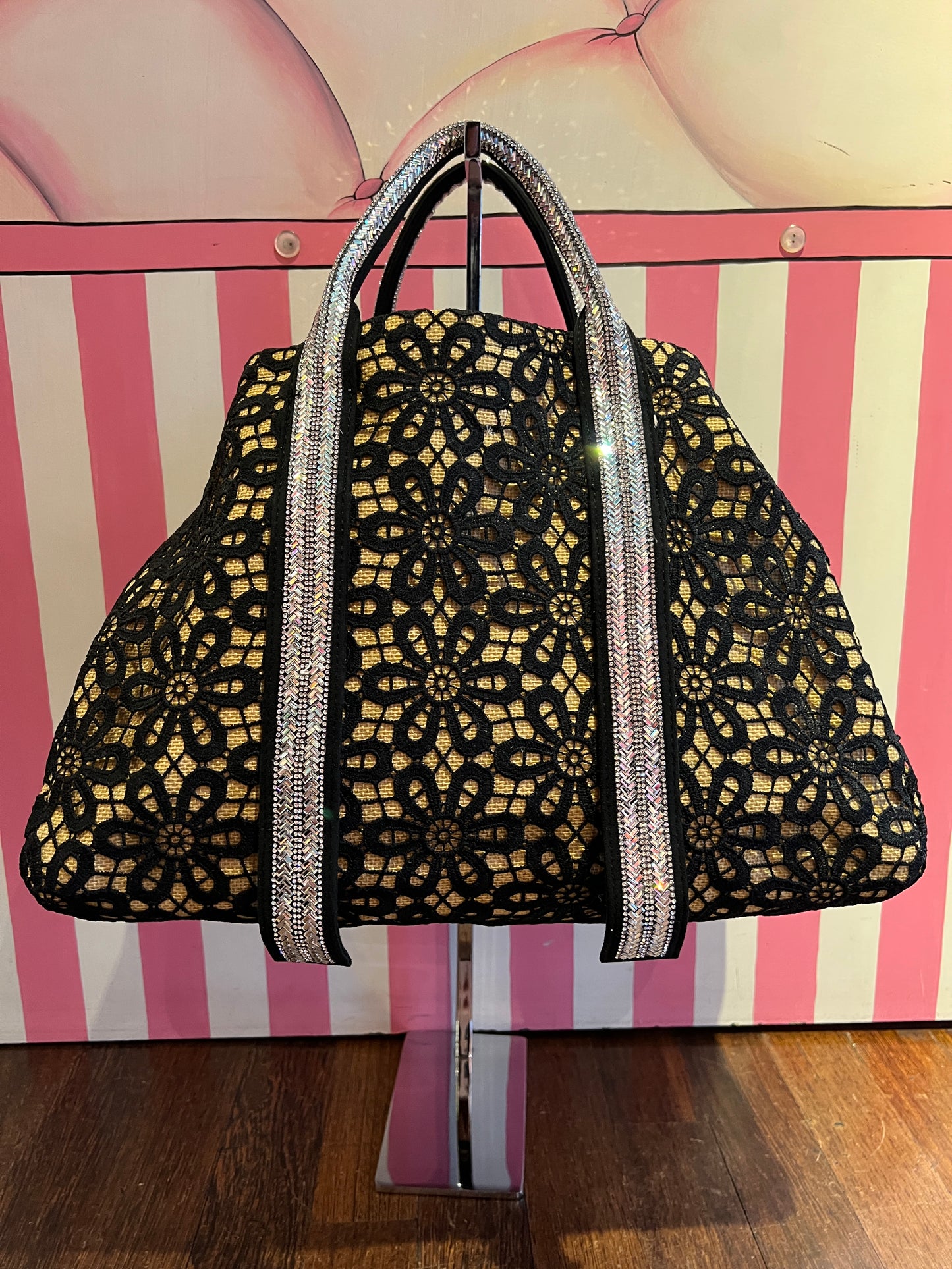 Love & roses borsa due manici in rafia e pizzo nero , cristalli e pochette nera rimovibile