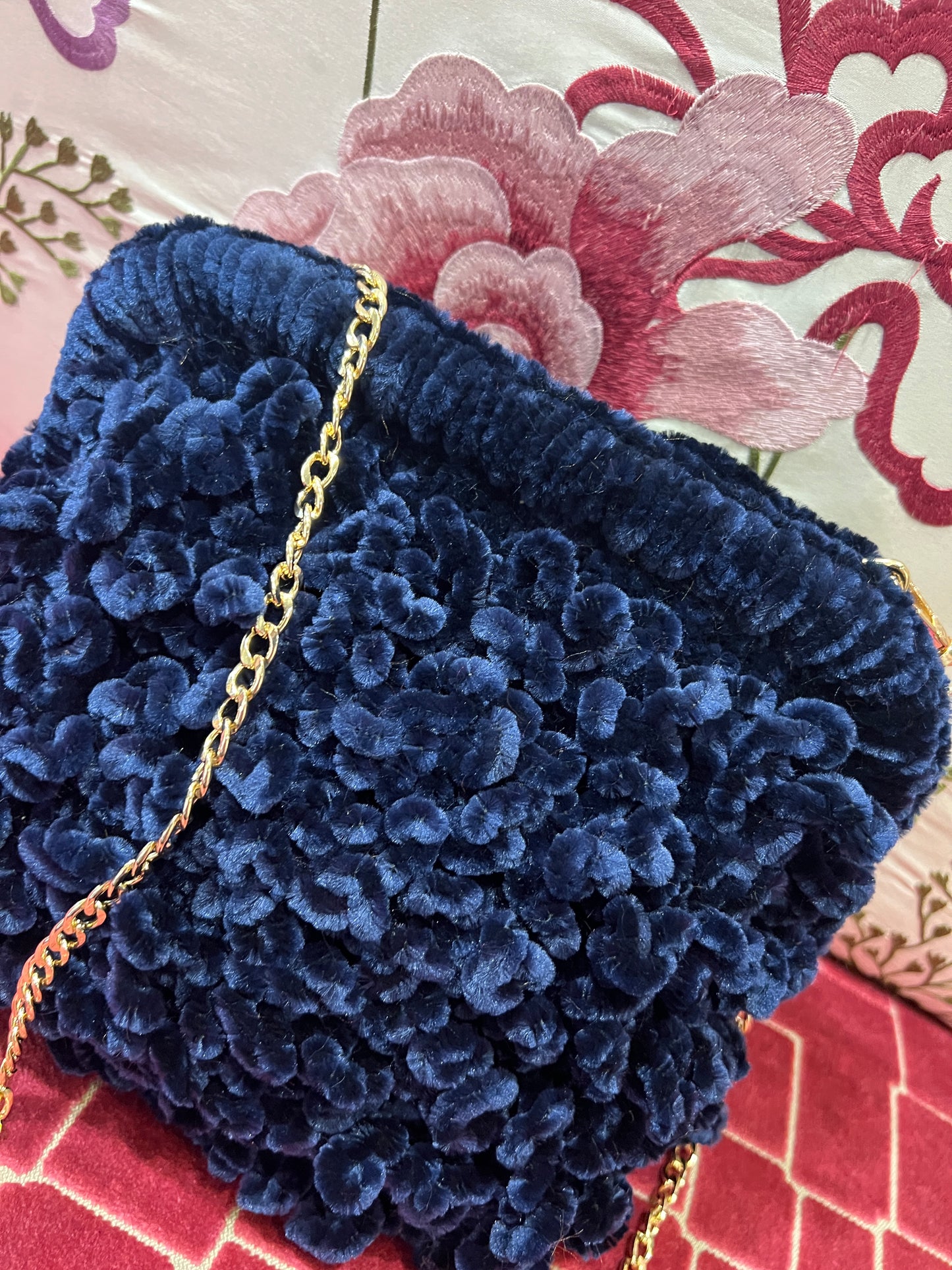 Clutch con tracollina dorata in ciniglia blu