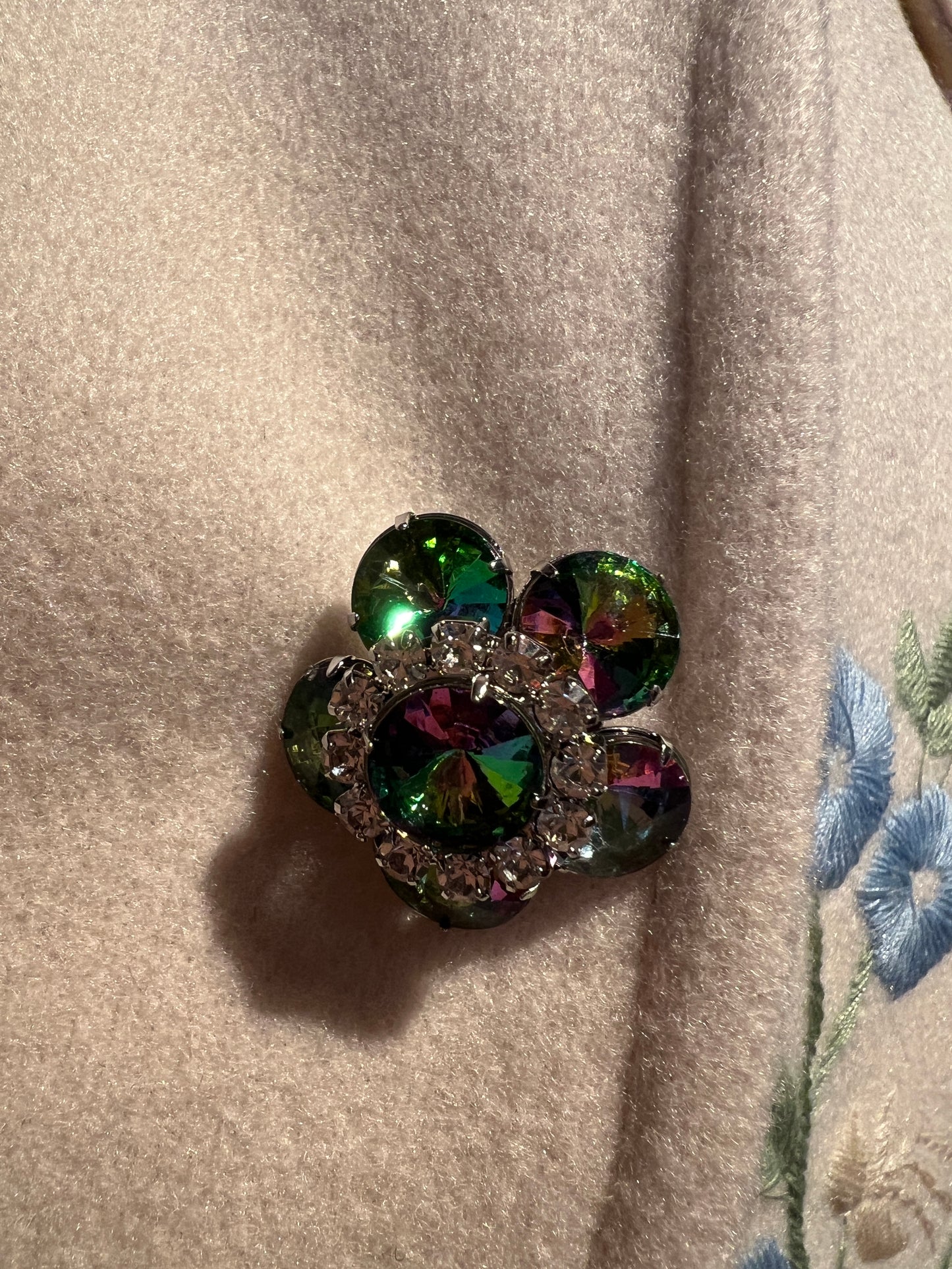 5 Progress cappotto lungo crema con decorazioni floreali e bottoni gioiello