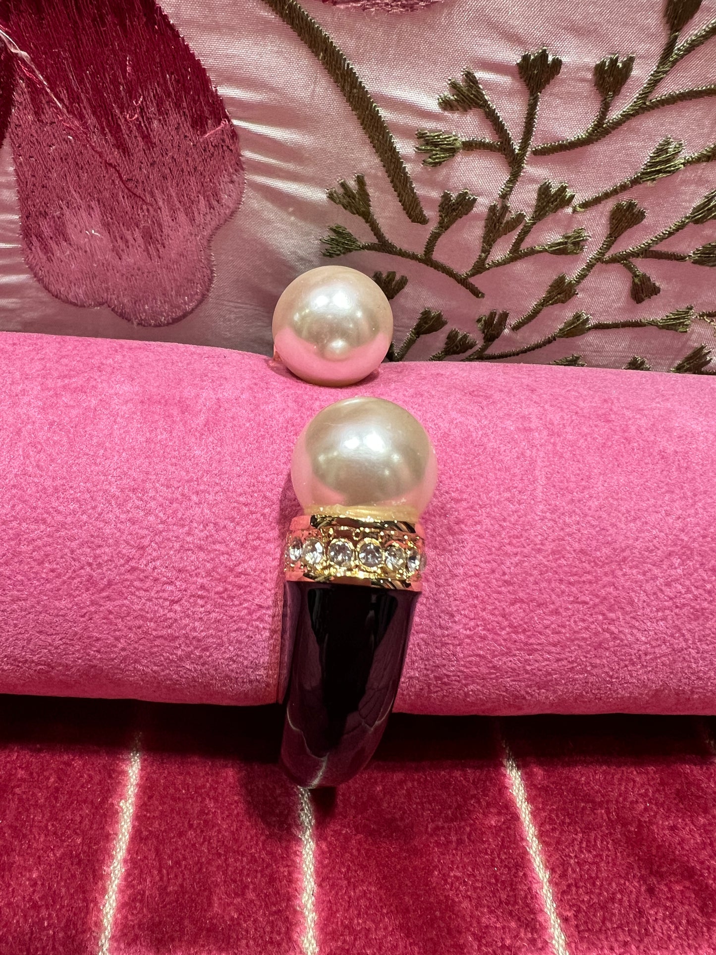 Bracciale nero con perle e strass