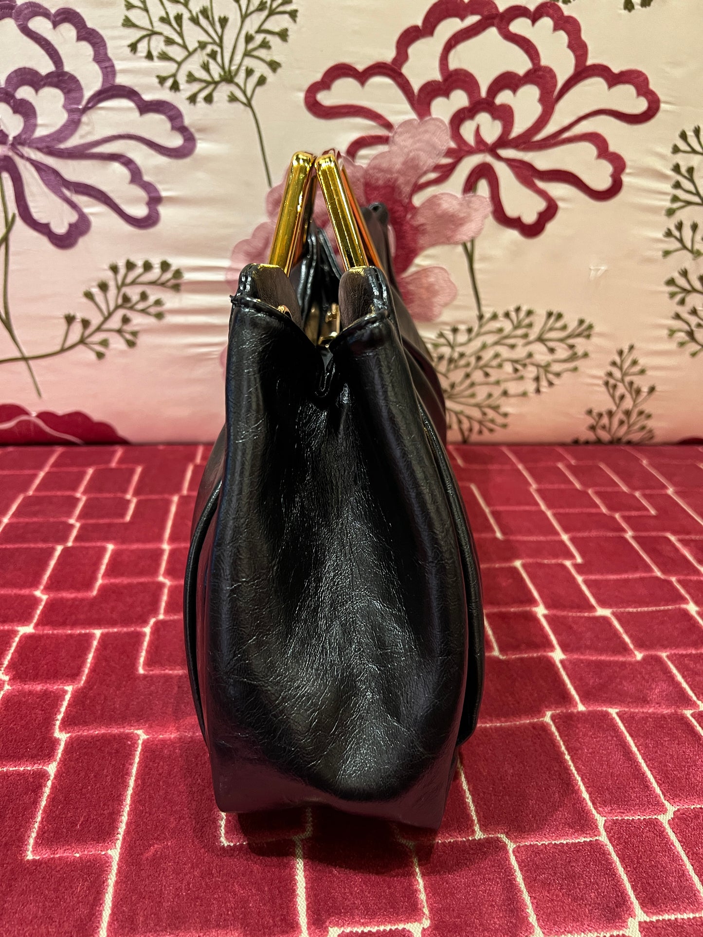 Borsa manico rigido effetto metallico color oro tracollina , ecopelle nera