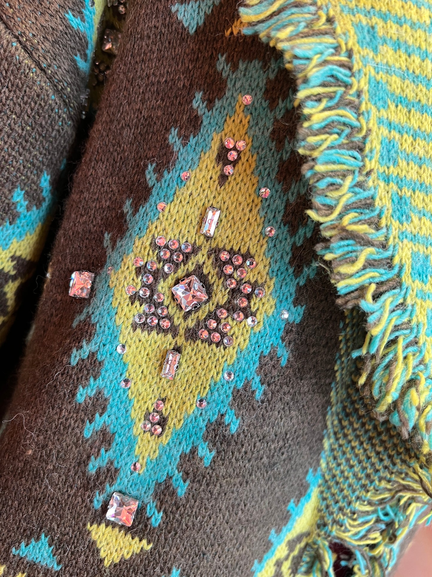 Colour market cardigan jacquard con cinta turchese, strass e frange verde militare e turchese