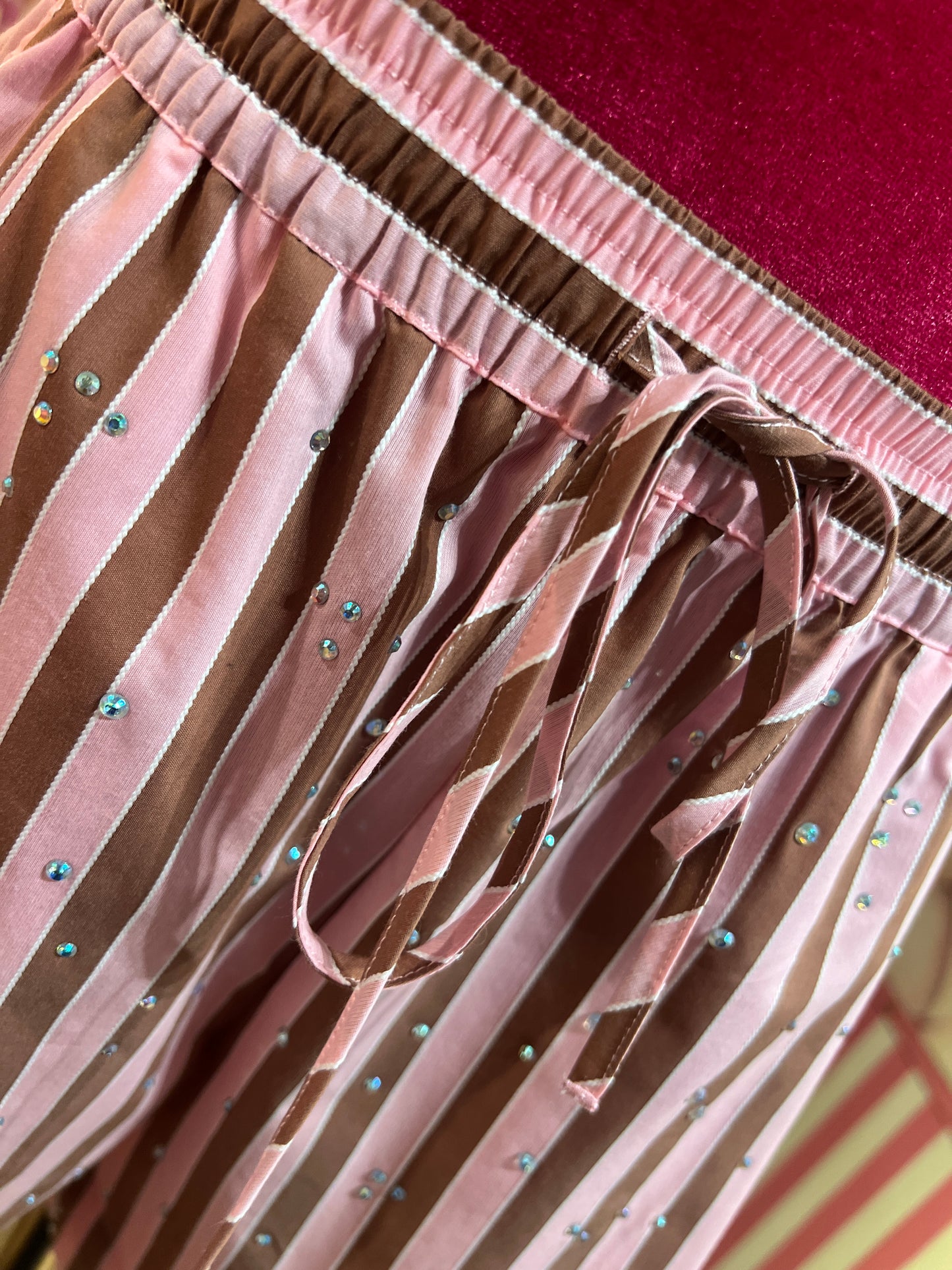 Essentiel antwerp completo camicia e short con elastico in vita , misto cotone ,fantasia righe rosa e marrone con decorazioni strass