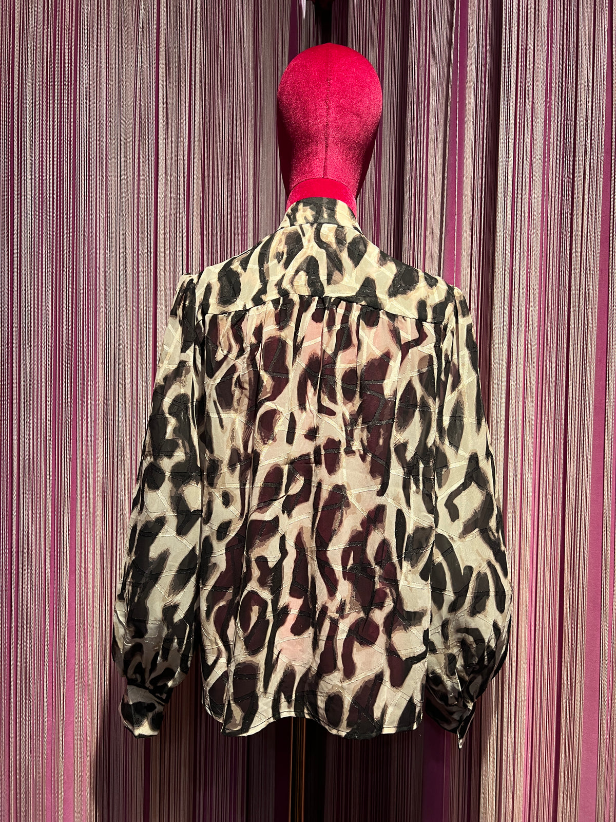 The room blusa animalier collo alla coreana con chiusura laccetto e maniche ampie