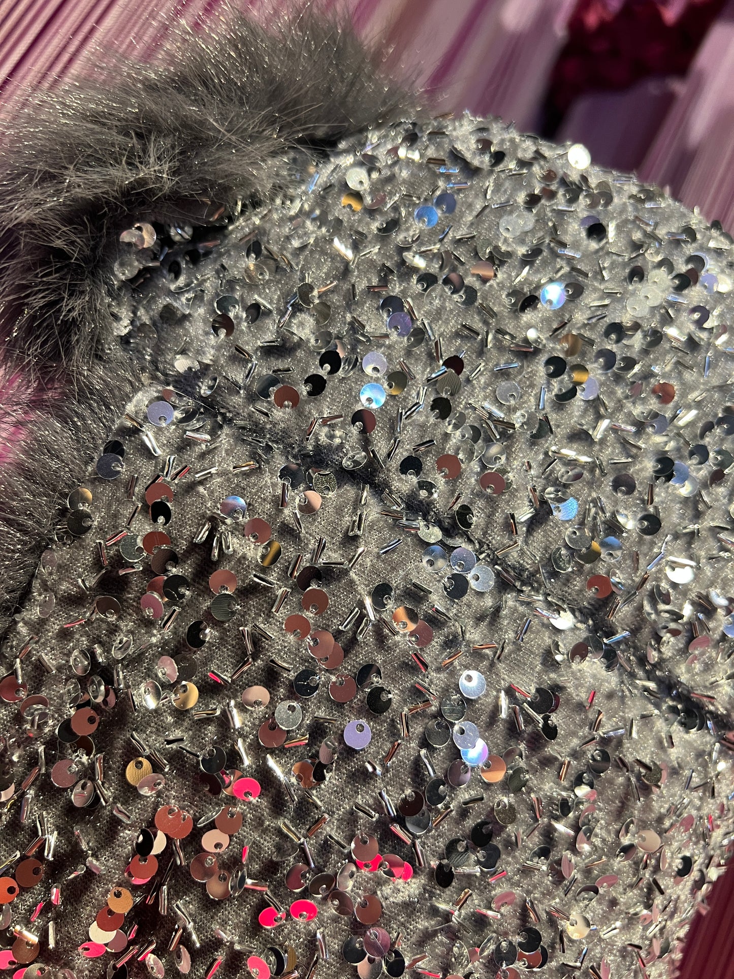 Colbacco in ecopelliccia e paillettes grigio