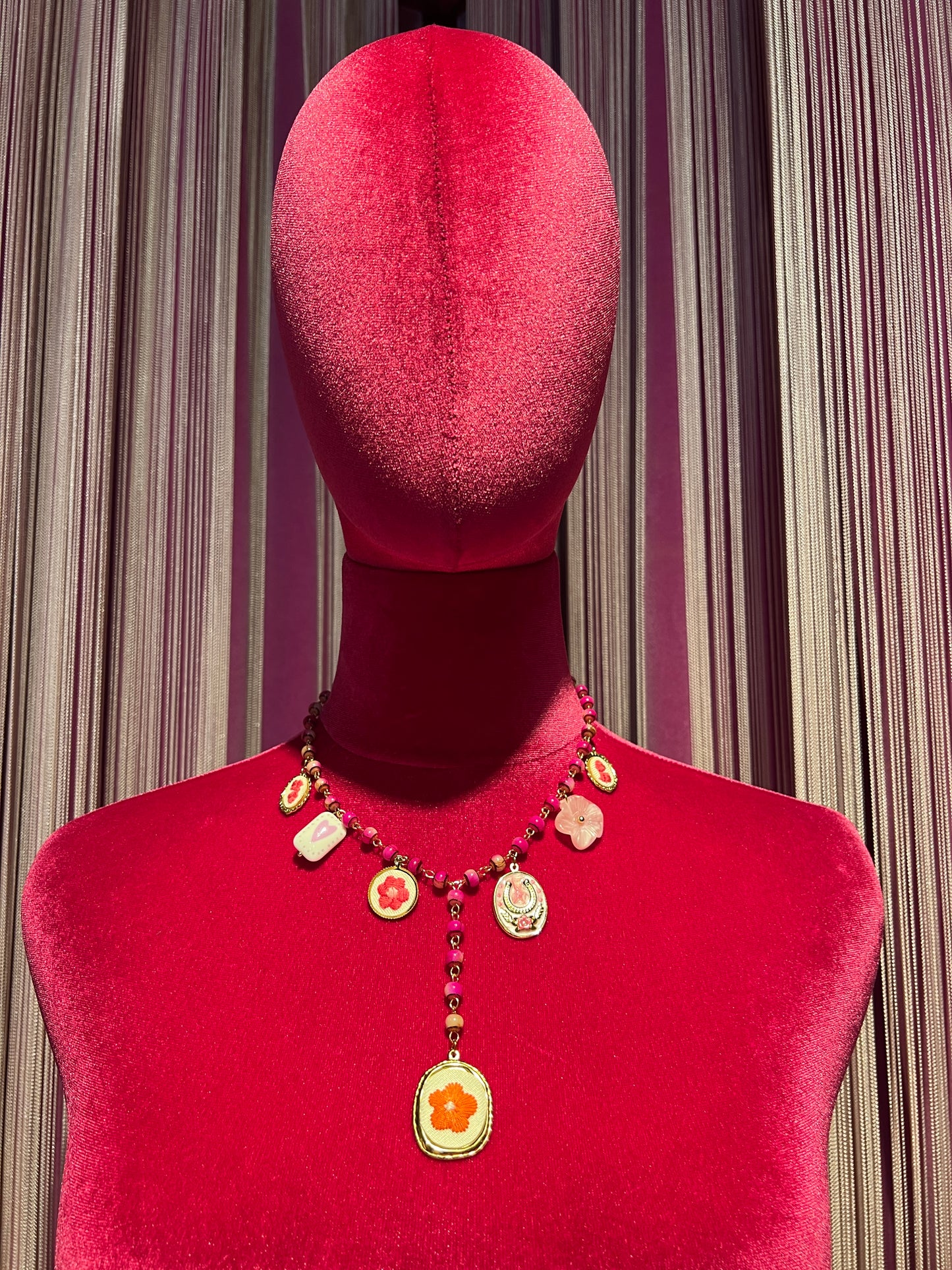 Collana con perline fucsia montatura a rosario con ciondolo fiore ricamato e charms