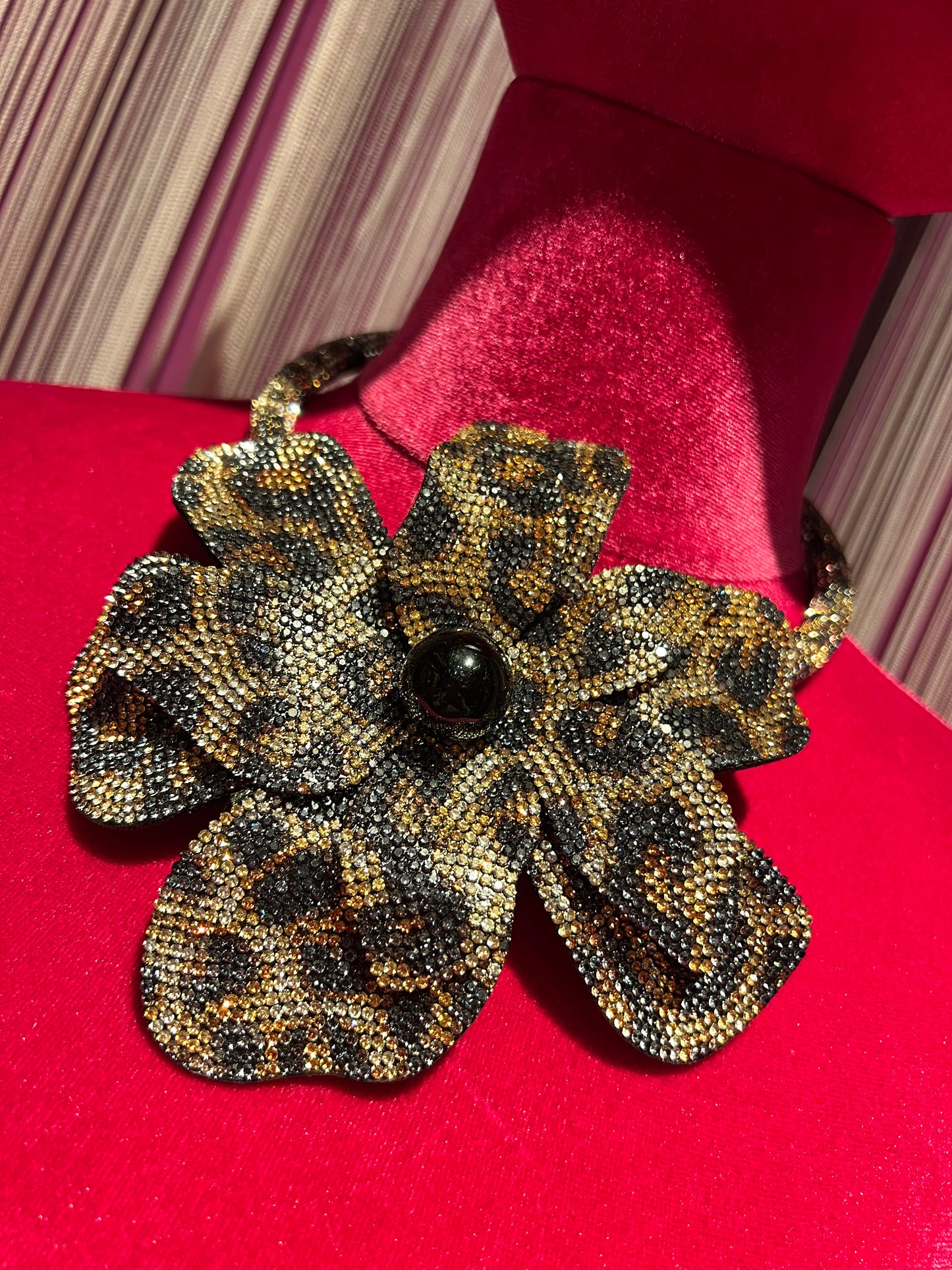 Collana girocollo con fiore di strass oro nero e argento