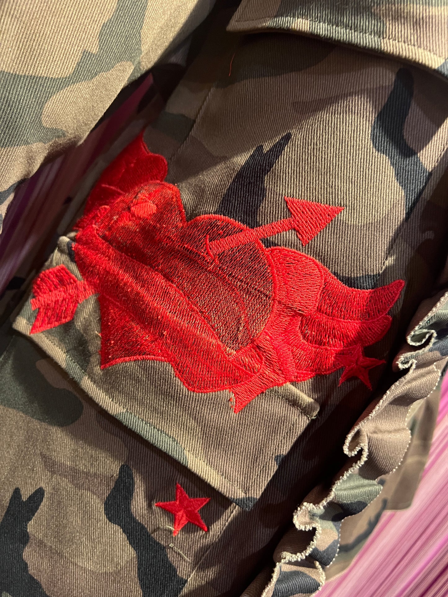 5 Progress giacca camouflage con ricami rossi tattoo , passamaneria e bottoni gioiello