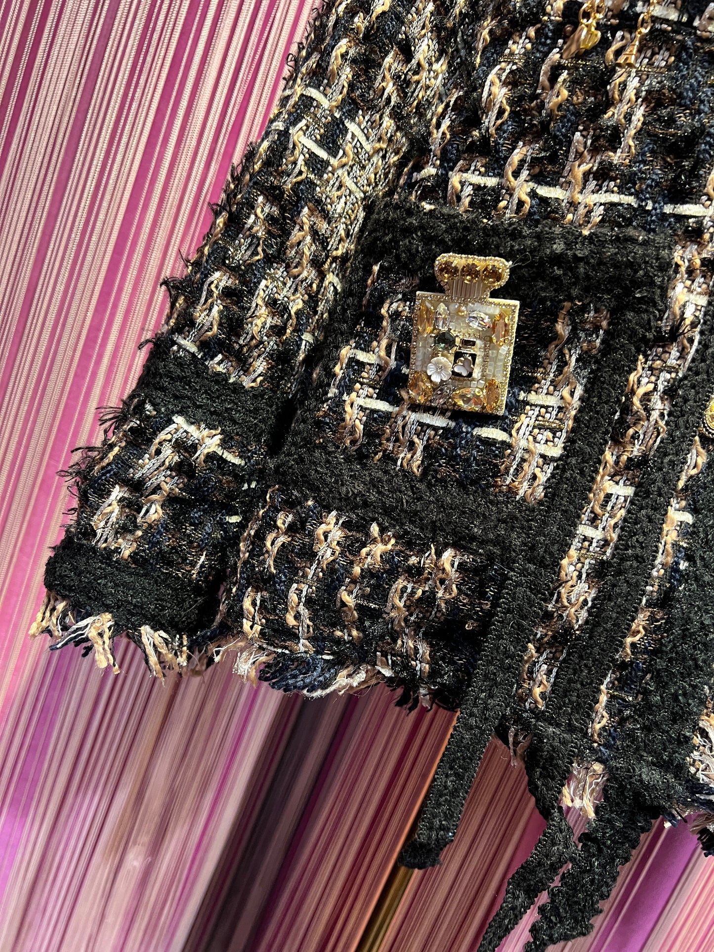 ABpink🩷 giacca in tweed nero e oro con spilla camelia