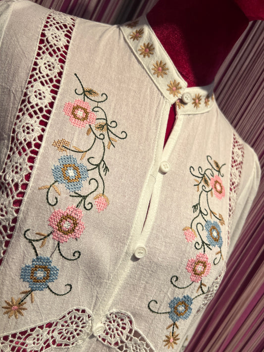 Mon amour Paris camicia bianca di cotone ricami floreali punto a croce e dettagli in pizzo collo alla coreana
