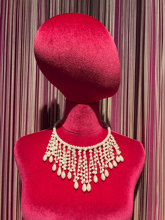 Collana girocollo bianco con pendenti