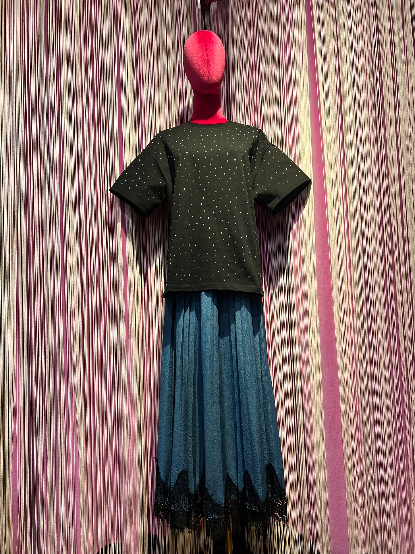 Love & roses completo t-shirt nera con cristalli e gonna lunga plissé con applicazione pizzo
