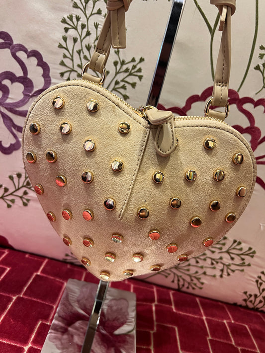 Borsa a forma di cuore con borchie scamosciata con tracolla crema