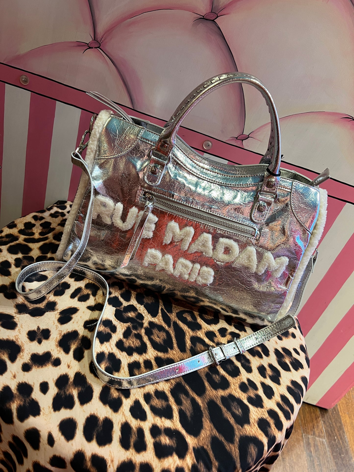 Rue Madam Paris borsa due manici argento ecopelliccia bianca con tracolla Shine tote