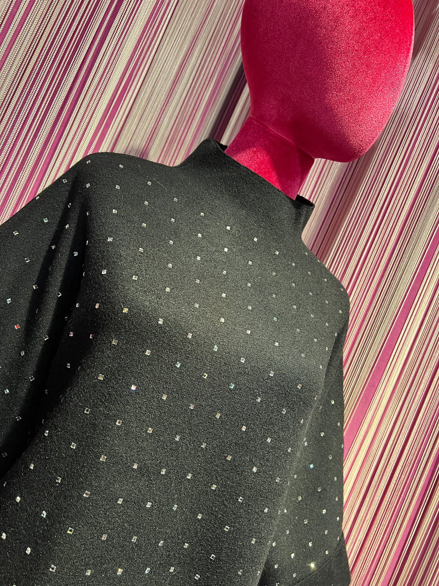 The Room completo nero maglia con cristalli collo a cratere e maniche a 3/4, pantalone palazzo con elastico in vita