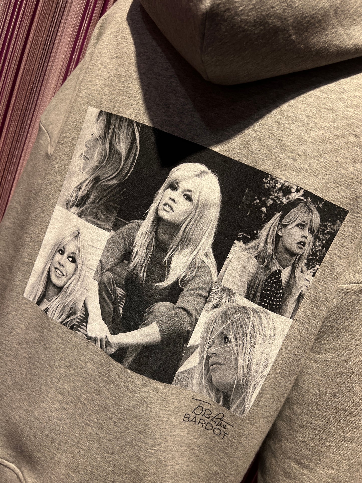 Brigitte Bardot -30% di sconto felpa con cappuccio grigio chiaro con stampa BB
