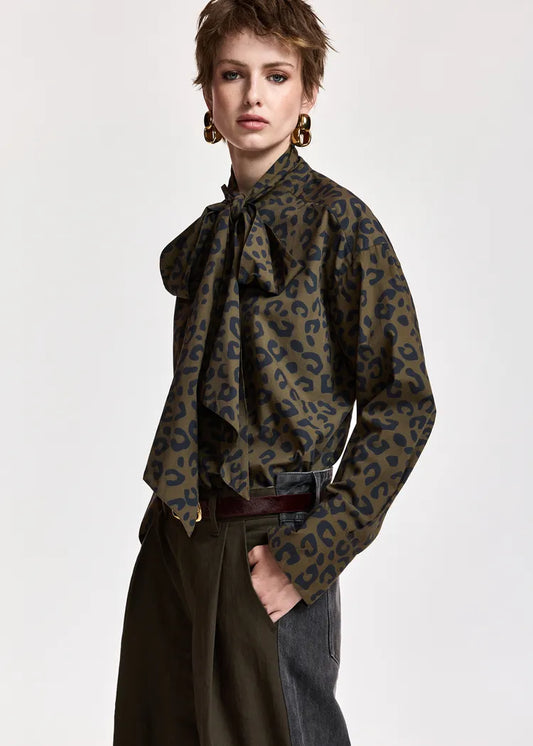 Essentiel antwerp camicia di cotone con fiocco al collo stampa leopardata kaki e blu