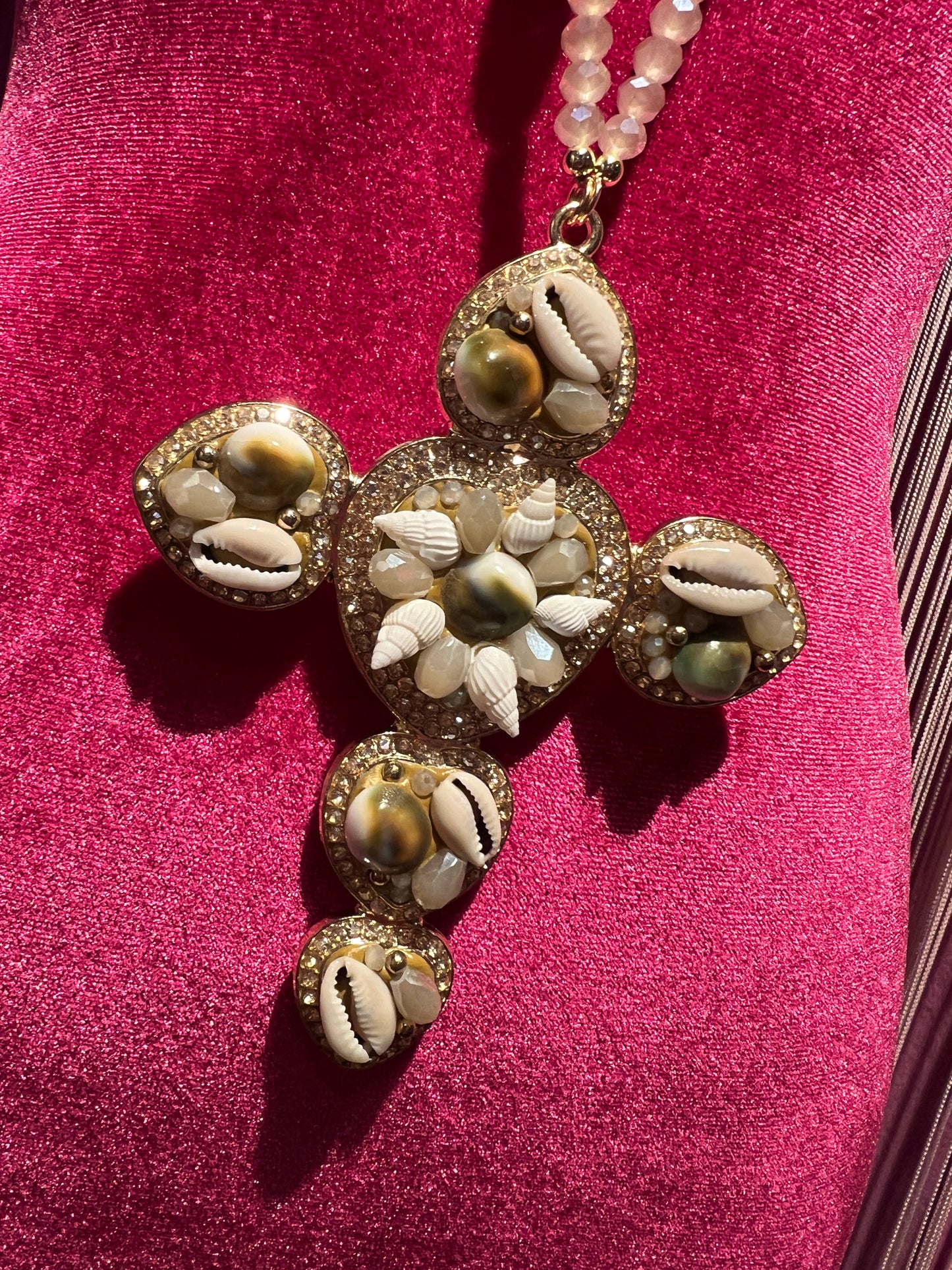 Collana lunga con perline chiare e croce conchiglie bianche