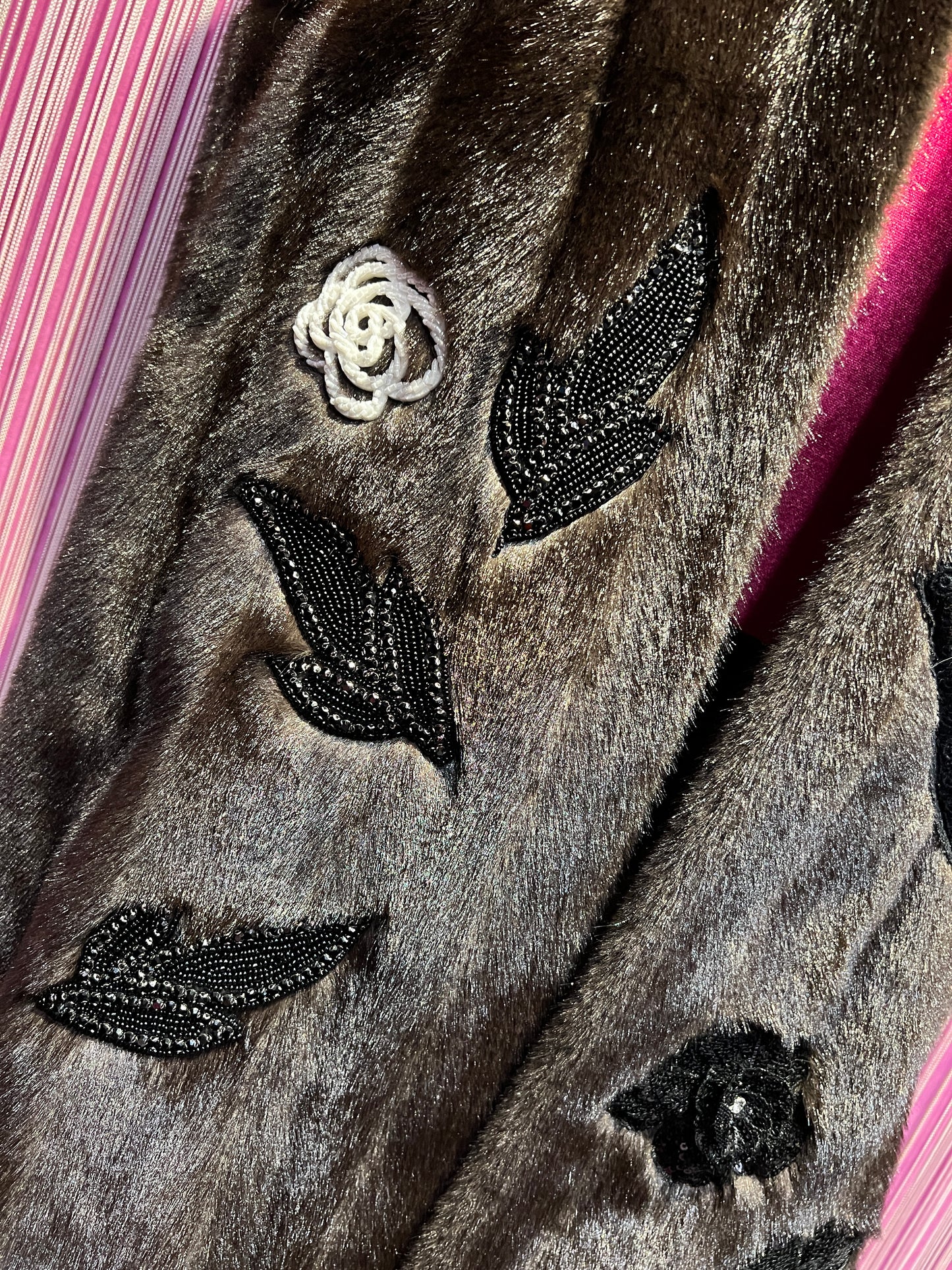 ABpink 🩷 gilet eco visone “ good vibes “ con spilla fiocco velluto e gardenia , patch fiori e foglie perline