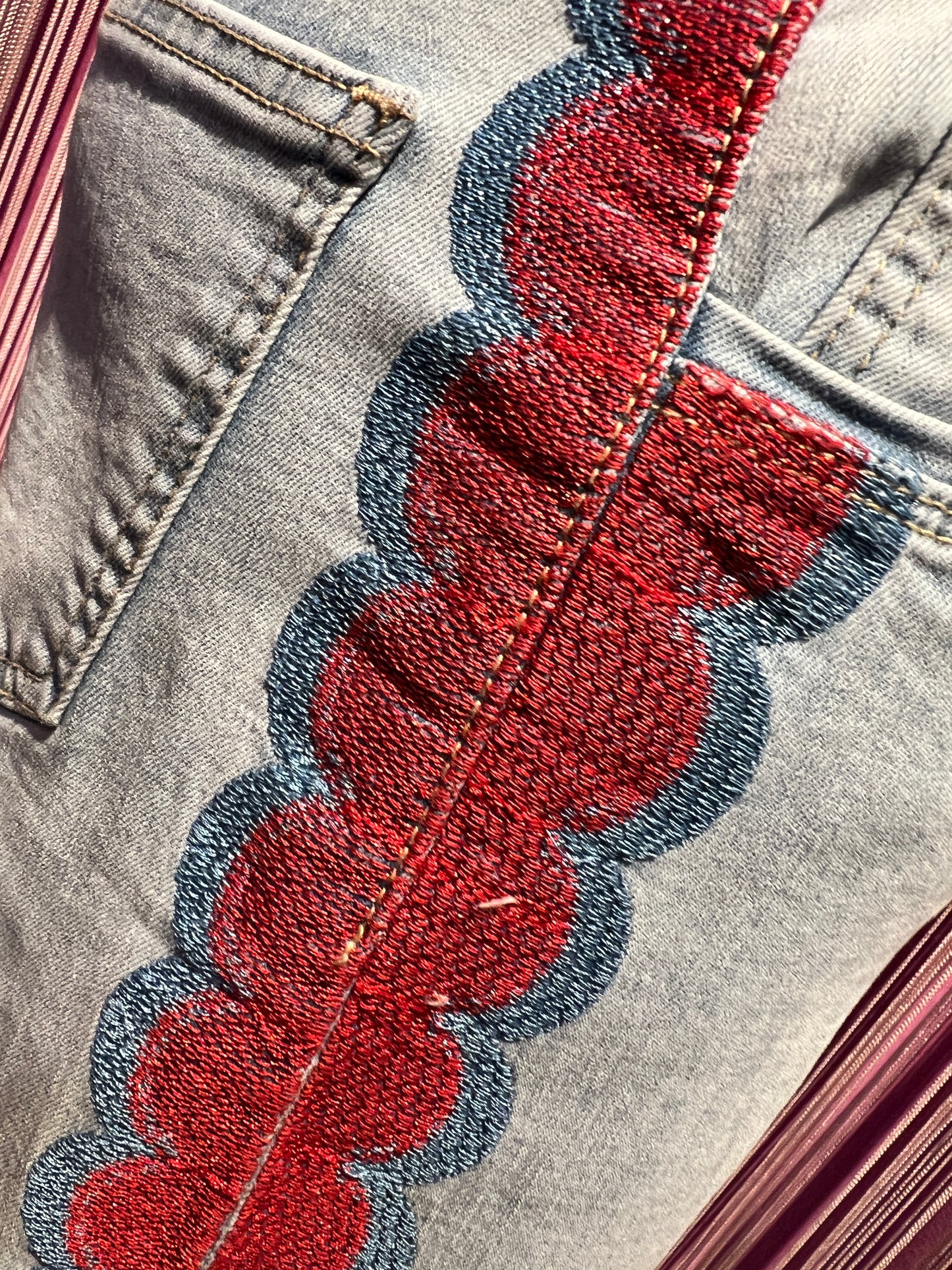 Mon amour Paris pantalone jeans denim chiaro con bordo laterale decorato e ricamo sole stilizzato(Le taglie dei capi sono espresse in formato internazionale (S, M, L, XL…) e accompagnate dalla corrispondente taglia francese indicata in etichetta.