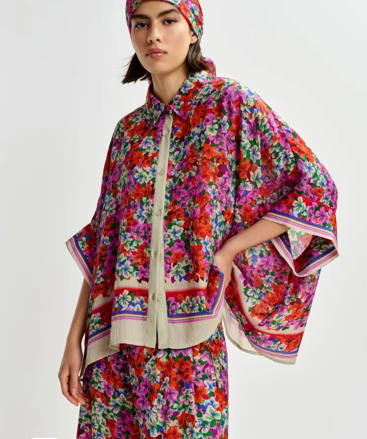Essentiel antwerp -40% dí sconto completo pantalone e camicia oversize in misto seta multicolore con stampa floreale