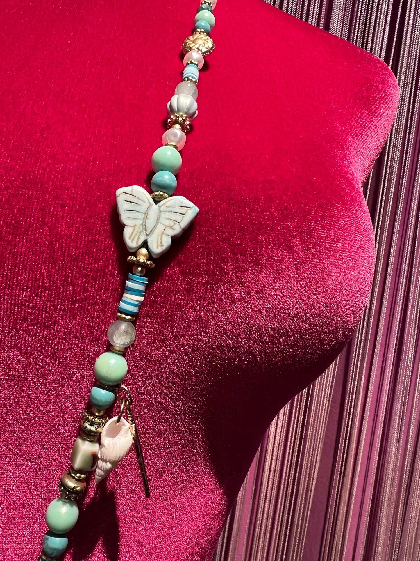 Collana lunga con perline toni turchese conchiglie e acchiappasogni con piume turchesi