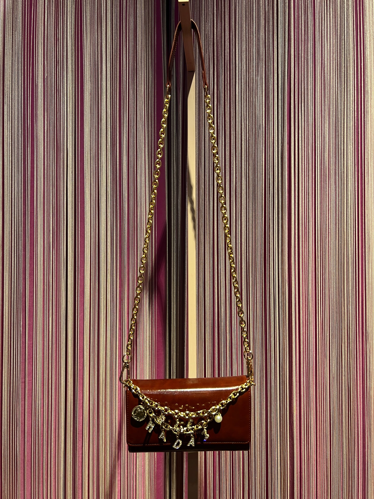 Rue Madam borsa tracollina ecopelle burgundy con catene oro e charms