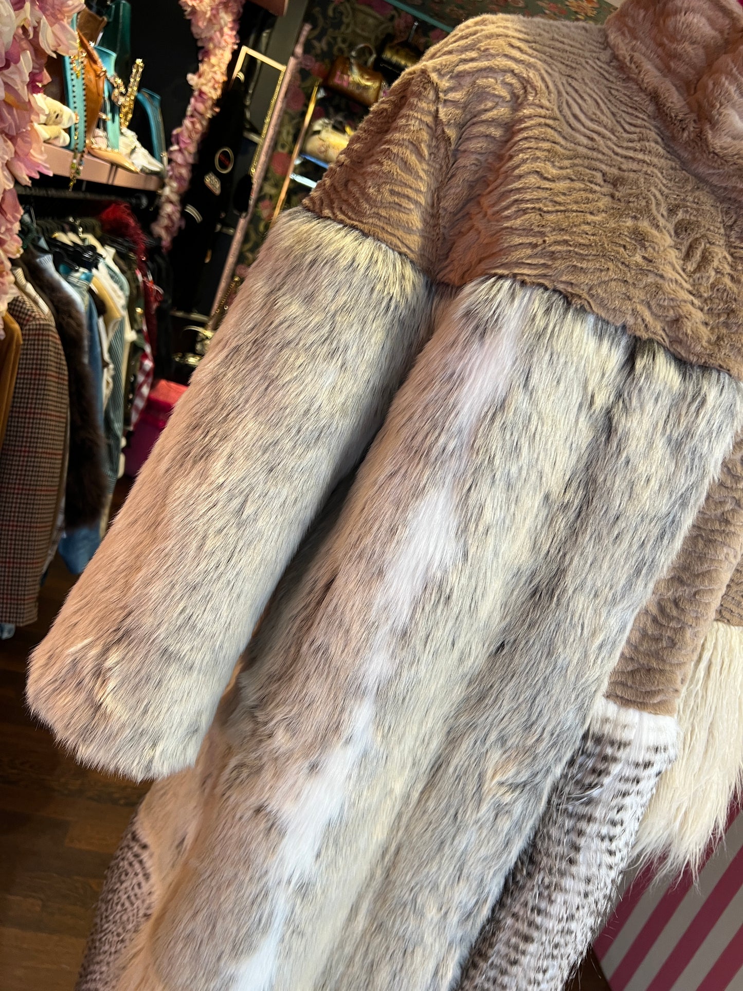 Uncommon cappotto lungo ecopelliccia astrakan beige e panna