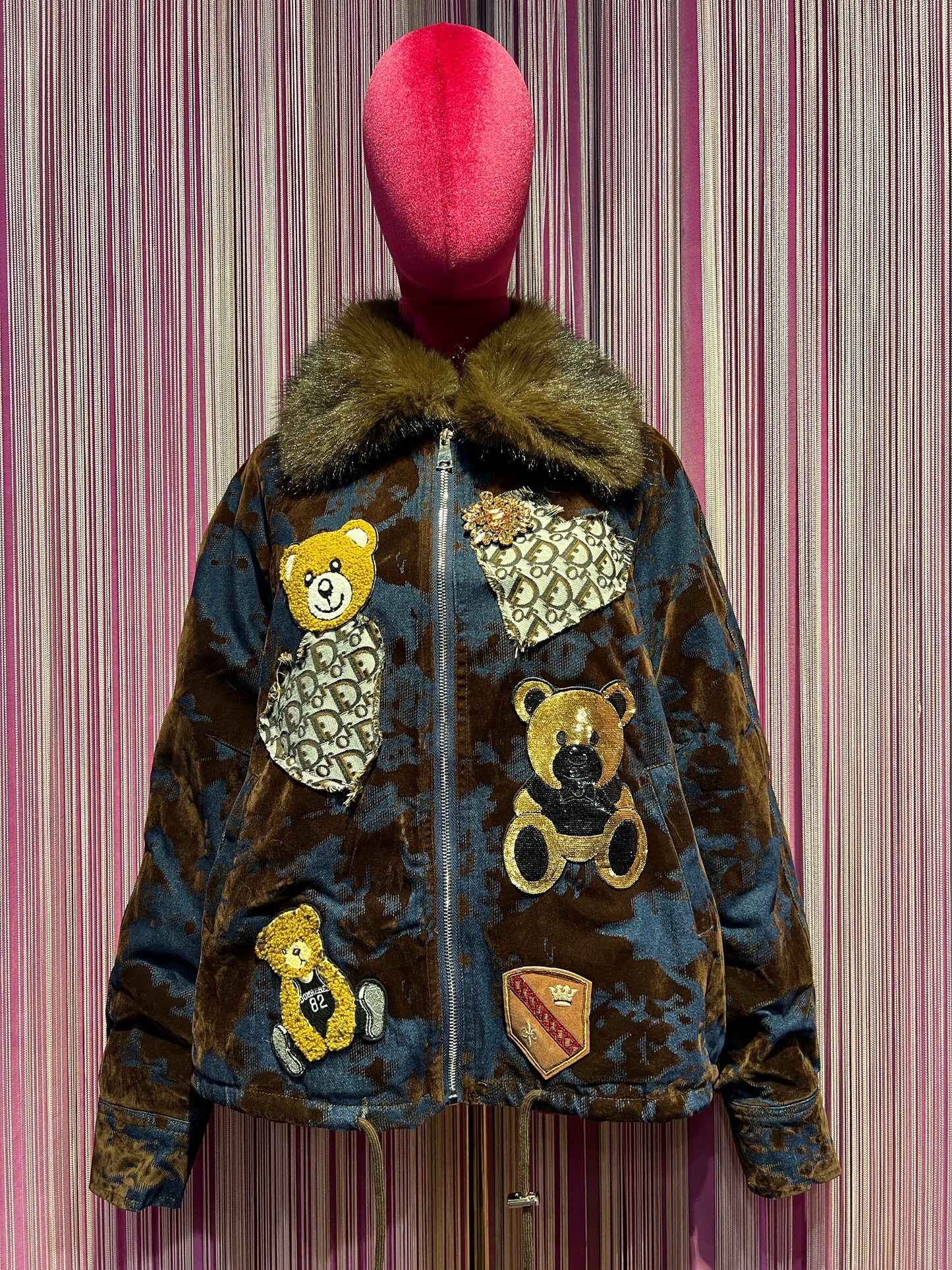 ABpink 🩷vellutina.giubbino velluto con interno in ecopelliccia ,colletto rimovibile, applicazioni patch teddy in micro paillettes , teddy in tessuto e patch cristalli