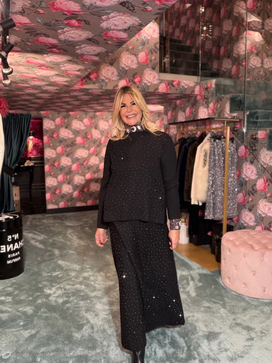 The room completo nero con decorazioni micro cristalli maglia e gonna lunga svasata con elastico in vita