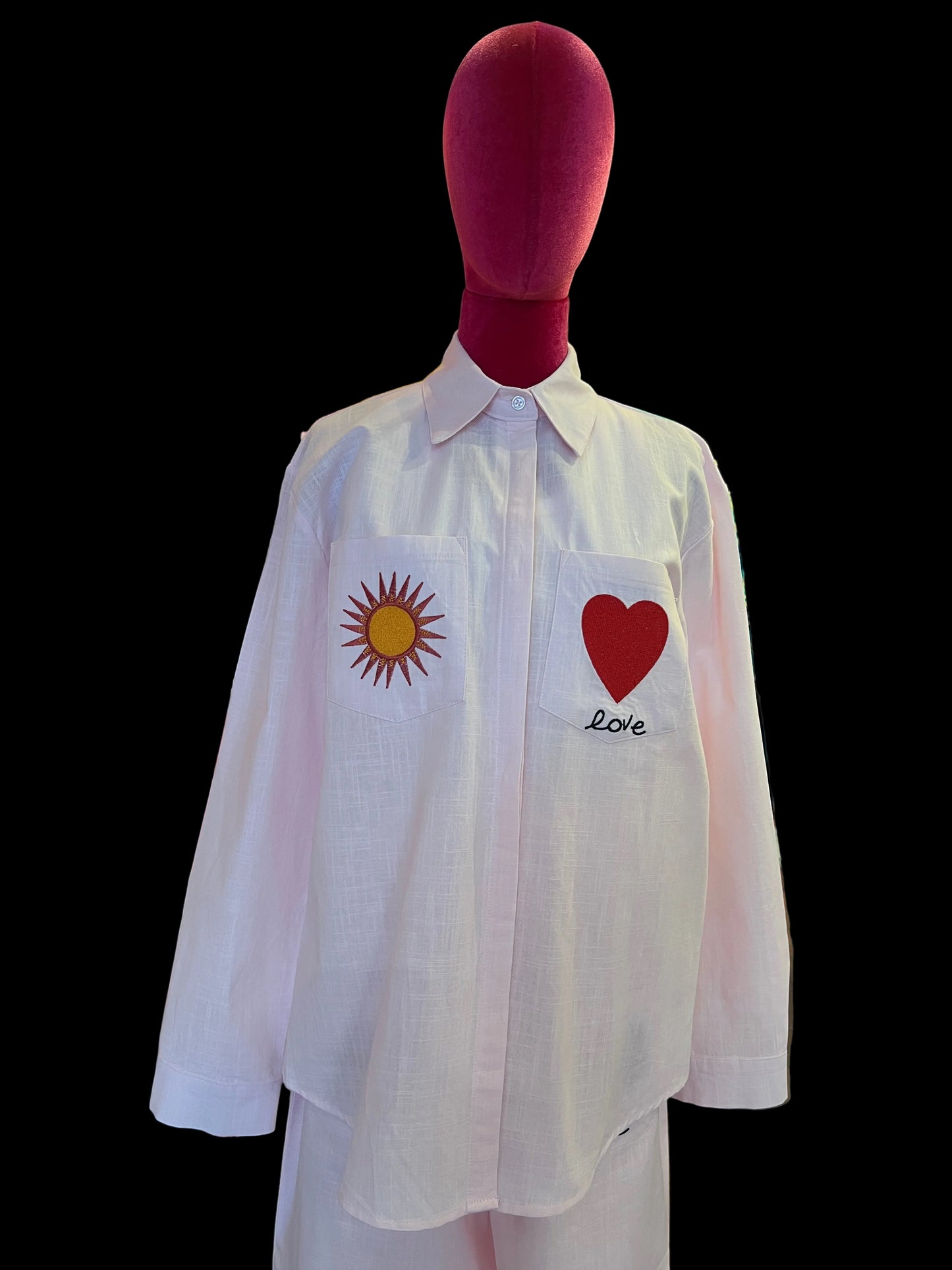 Mon amour Paris completo in cotone tre pezzi rosa camicia con ricamo cuore e sole sulle tasche canottiera bianca con ricamo sole e pantalone con elastico in vita ricamo cuore e sole