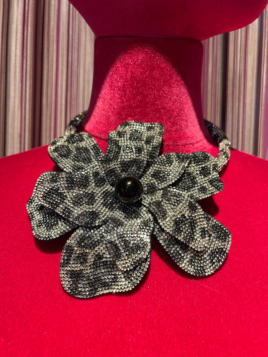 Choker con fiore grande di strass argento e nero