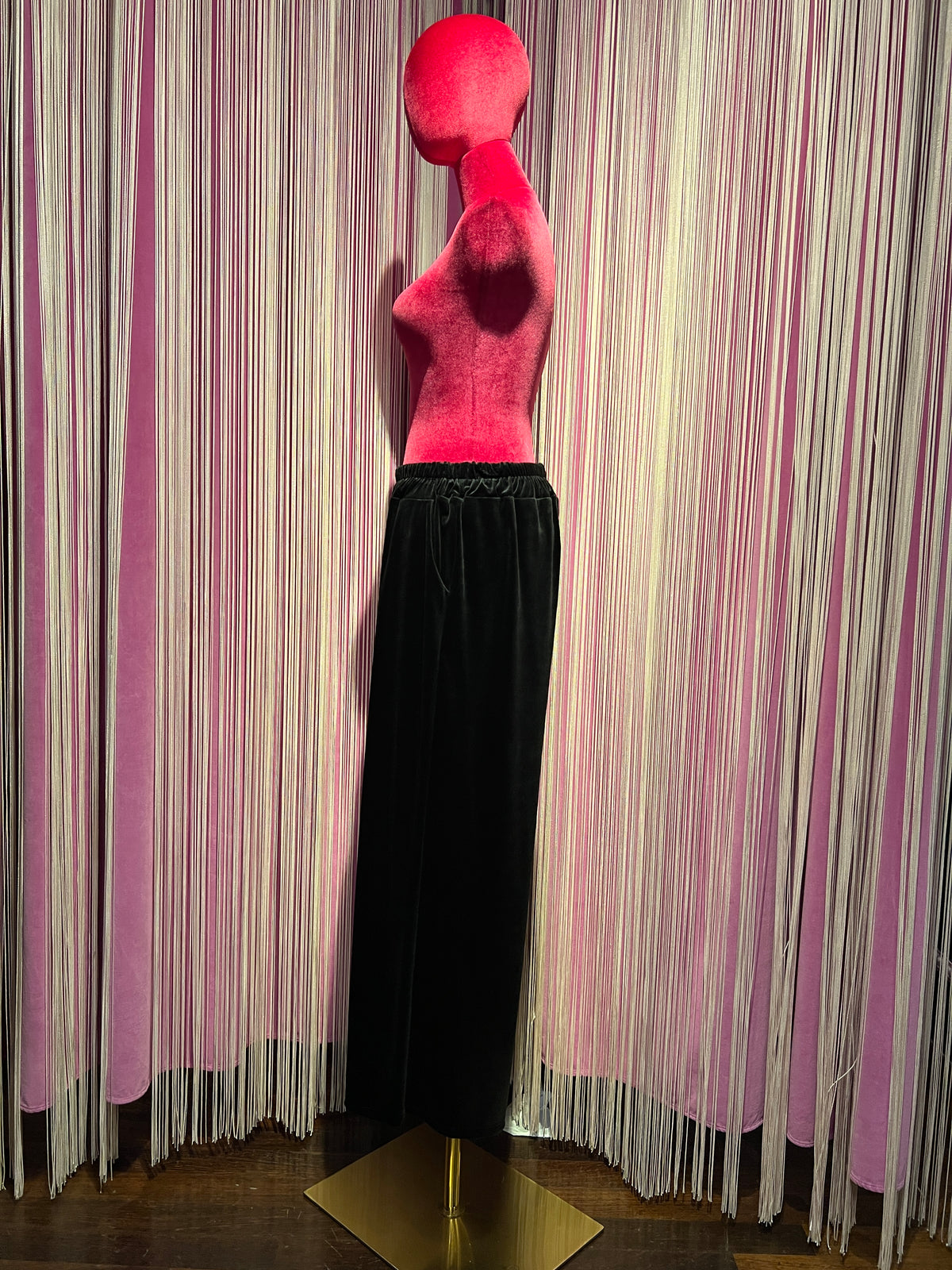 The room completo velluto nero maglia collo anello e pantalone con elastico in vita e tasche